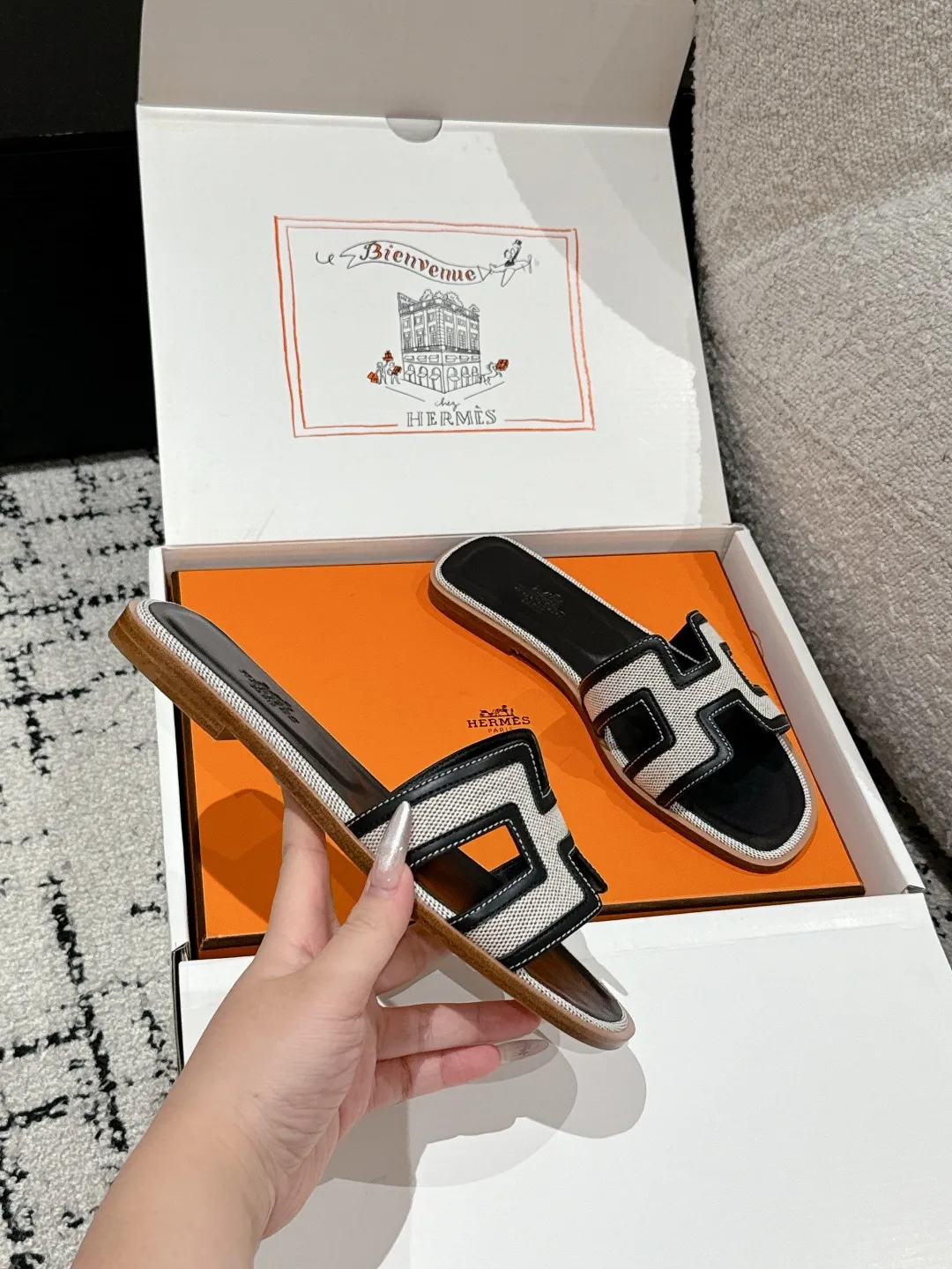 👟👟Ex-factory price 480👟👟 HERMES Hermès Oran series H classic slippers flat slippers 2025 spring and summer latest color matching family portrait ❤️ Original development Purchasing quality Integrated rhinestones, rivets, palm prints, graffiti, embroidery and other details make the simple H slippers new! Add more matching possibilities! The basic colors and this year’s hot new colors are all with your eyes closed. A must-have item for H fans in summer❤️Every color is beautiful ✔️Upper: cowhide/sheep/hot diamond/denim ✔️Foot: original sheepskin ✔️Sole: Italian A-grade double-layer leather outsole ✔️Size: #35-42 (40.41.42 custom-made, non-refundable)
